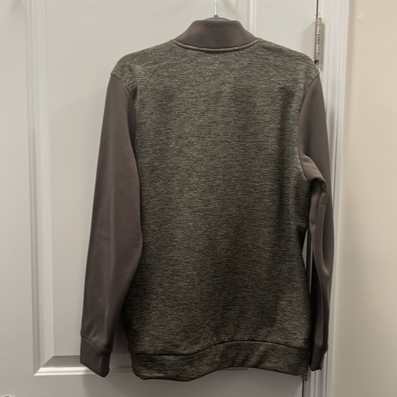 Stylish and Comfortable Under Armour Sweatshirt - Picture 2 of 2